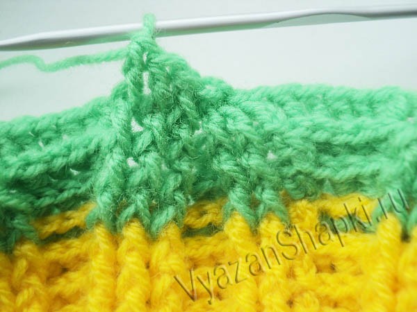 Желто-зеленая шапочка с косами (вязание крючком)