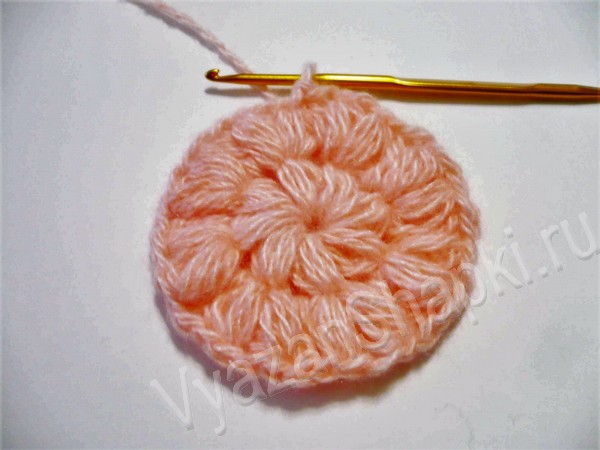 Розовая шапочка с узором, вязание крючком