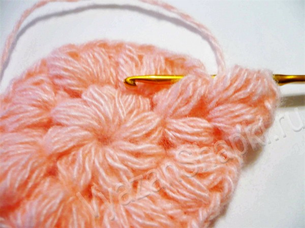 Розовая шапочка с узором, вязание крючком