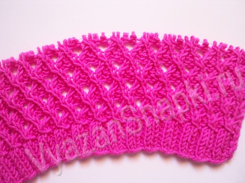 Розовая шапка с сетчатым узором спицами