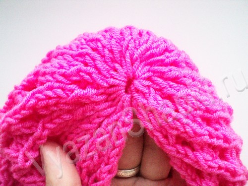 Розовая шапка с сетчатым узором спицами